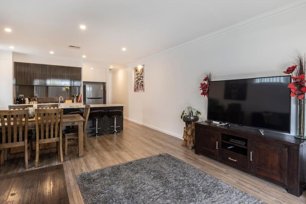Luxury Home In Christies Beach With King Bed, Nbn, Netflix, 3Bed 2Bath Exterior photo